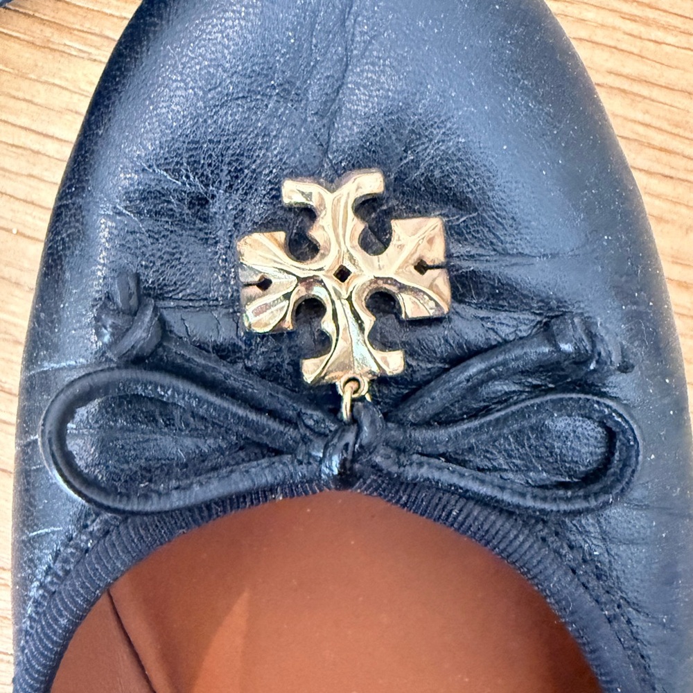 Tory Burch Navy Flats with Gold Emblem, size 7 - Picture 3 of 6